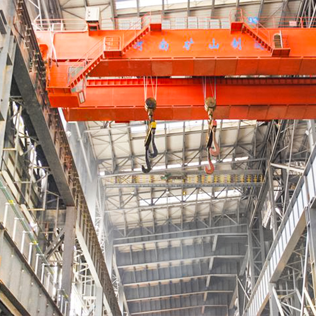 Double trolley bridge crane