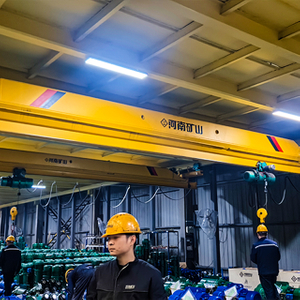 Overhead Crane With Lower Rotating Electromagnetic Beam